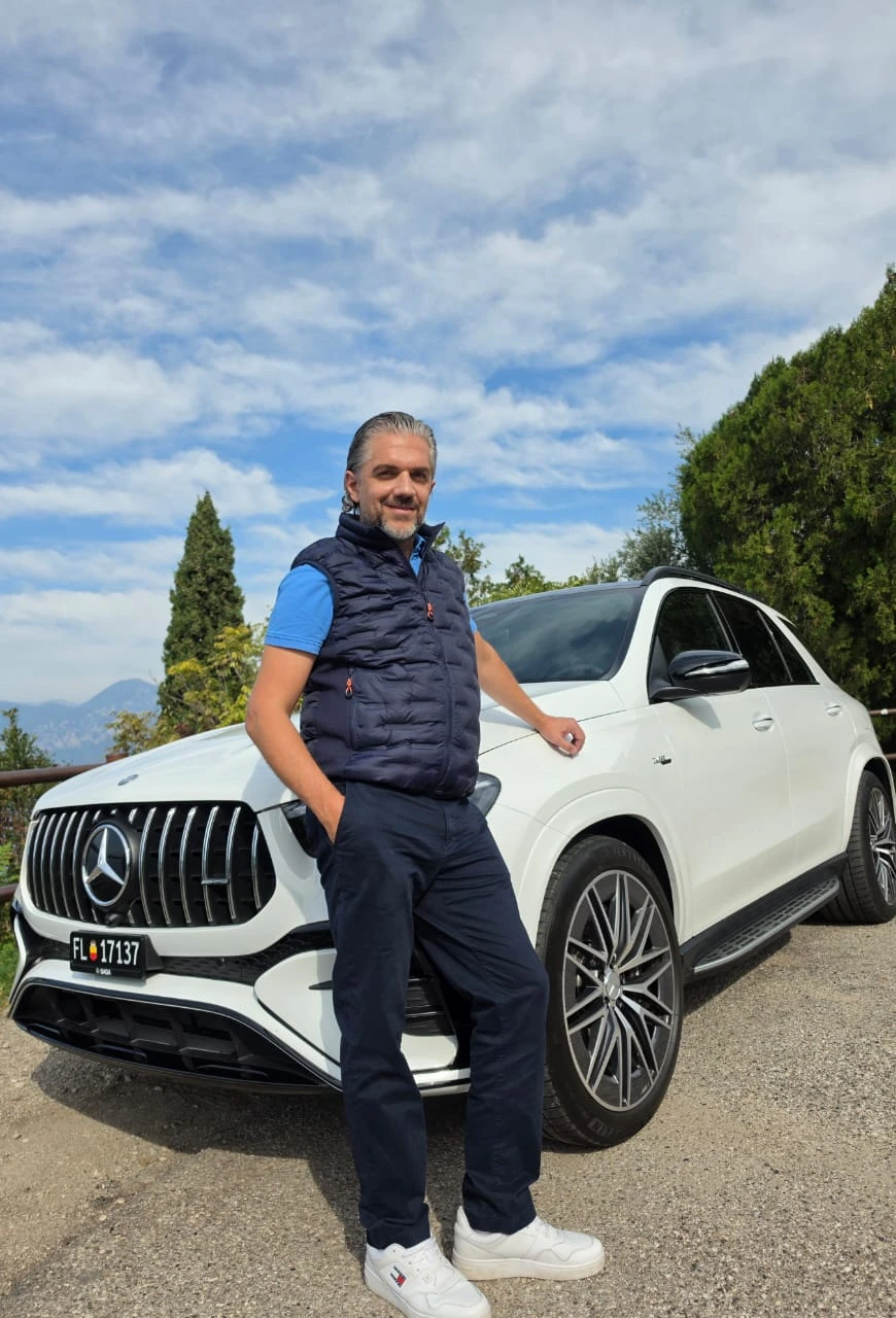 André Bolter mit dem weissen Mercedes-AMG GLE 53